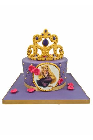 Een paarse gecapitonneerde fondant taart versierd met roze bloemen, een eetbare afbeelding van Rapunzel en een grote, gedetailleerde gouden kroon.