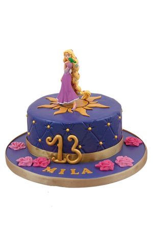 Un gâteau d'anniversaire violet effet matelassé avec perles dorées, emblème du soleil et roses en sucre, surmonté d'une figurine de Raiponce.