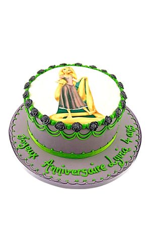 Een ronde grijze fondant verjaardagstaart met een ronde eetbare afbeelding van Rapunzel, afgewerkt met groene sierlijke lijnen en een rand van zwarte suikerroosjes.