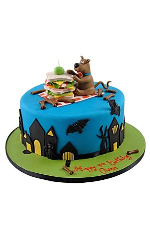 Blauwe griezelhuis verjaardagstaart met geboetseerd Scooby-Doo hondje en een reusachtige fondant sandwich