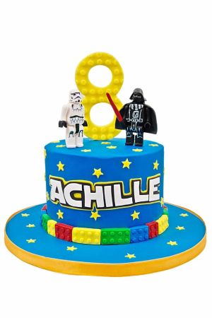 Un gâteau d'anniversaire bleu Star Wars avec des étoiles jaunes, des figurines style Lego de Dark Vador et Stormtrooper, et un grand chiffre 8 jaune.