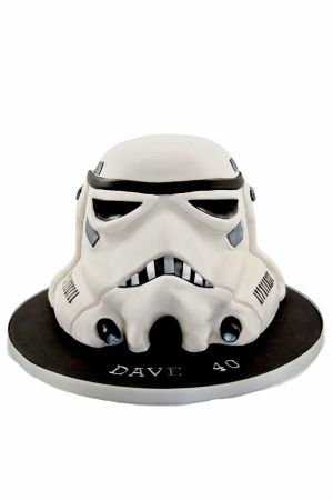 Un gâteau casque de Stormtrooper Star Wars pour un anniversaire.