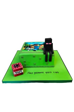 Gâteau d'anniversaire carré vert sur le thème Minecraft avec bloc TNT en sucre, illustration imprimée et figurine 3D d'Enderman assise, créé par The French Cake Company.