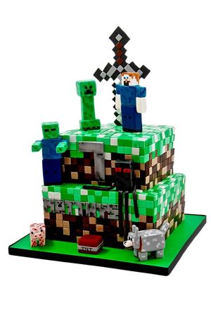 Pièce montée d'anniversaire personnalisée sur le thème Minecraft avec blocs de terre pixelisés en sucre, figurines de Steve, Creeper, Zombie, Enderman et une épée, créée par The French Cake Company.