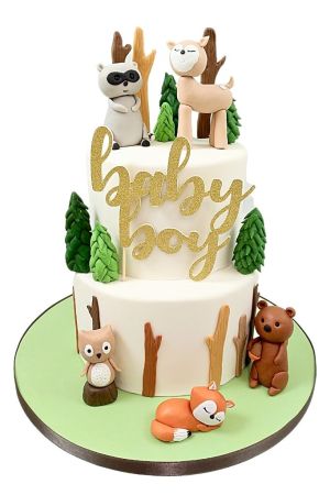 Gâteau de baptême à deux étages décoré d'animaux de la forêt en 3D : faon, raton laveur, hibou, ours et un renard endormi avec un topper doré.