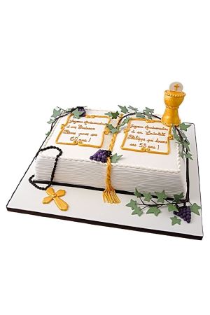 Un grand gâteau sculpté en forme de Bible ouverte, décoré d'un calice doré en 3D, d'un chapelet noir et de lierre avec des raisins violets.