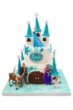 Gâteau d'anniversaire à deux étages blanc et turquoise La Reine des Neiges sculpté en château d'Arendelle avec tourelles, flocons de neige, grande porte en bois et figurines d'Elsa, Anna, Olaf, Kristoff et Sven, créé par The French Cake Company.