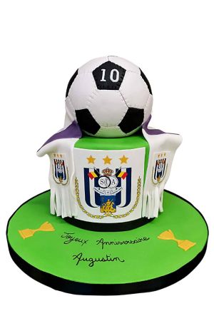 A football cake decorated with the RSC Anderlecht logo and colours.