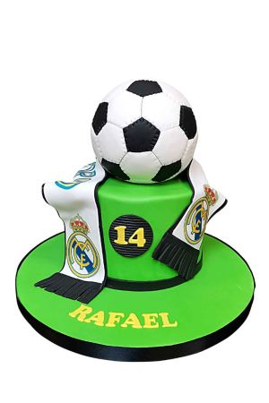 Een taart in de vorm van een voetbal met het Real Madrid-logo.