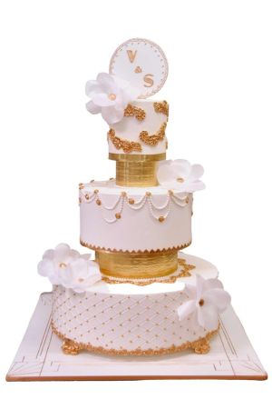Gatsby style vintage wedding cake with flowers and pearls