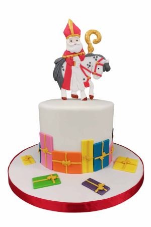 Délicieux gâteau de Saint-Nicolas représentant Saint-Nicolas à cheval, entouré de cadeaux.