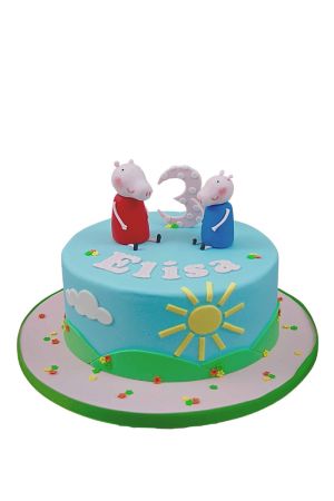 Gâteau d'anniversaire bleu ciel décoré de collines verdoyantes, d'un soleil jaune brillant, de nuages blancs et des figurines 3D de Peppa Pig et son frère George réalisés par The French Cake Company