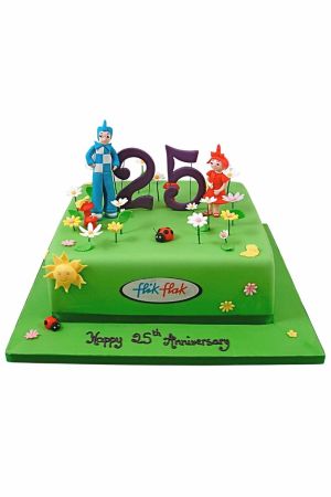 Een rechthoekige groene fondant taart versierd met 3D-beeldjes van de Flik Flak horloge-personages, bloemen, lieveheersbeestjes en het getal 25.