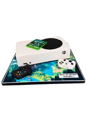 Xbox et manettes avec un gâteau d'anniversaire sur le thème de Minecraft