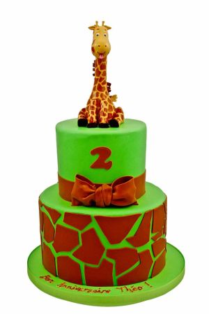 Exclusieve dubbellagige groene en bruine giraf verjaardagstaart met safari vlekkenpatroon, een strik van suikerdeeg en een 3D giraf figuurtje, van The French Cake Company.