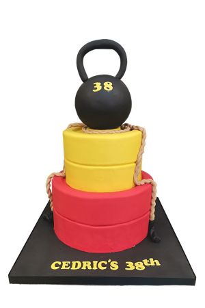 Gâteau d'anniversaire thème Crossfit avec disques d'haltérophilie, cordes et kettlebell noire réalisé par The French Cake Company