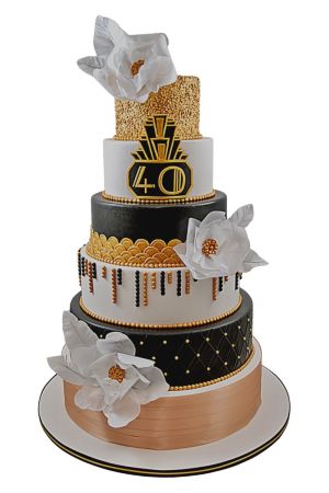 Somptueuse pièce montée à plusieurs étages thème Gatsby style art déco noir, blanc et or, ornée de paillettes dorées, motifs géométriques, perles en sucre et grandes fleurs blanches, créée par The French Cake Company.