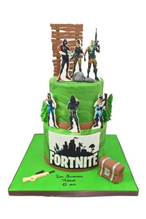 Exclusieve dubbellagige groene Fortnite verjaardagstaart gedecoreerd met een houten fort, game karakters, een buitkist, wapen en het bekende logo, van The French Cake Company.