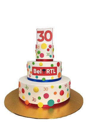 Gigantische gelaagde cake met logo
