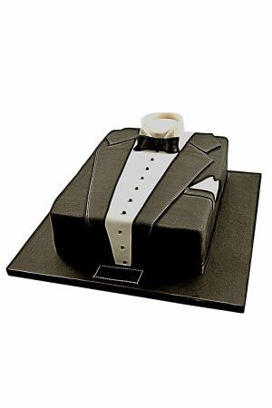 Een smokingvormige taart, elegant versierd met zwarte en witte glazuur om een formeel pak na te bootsen, compleet met een vlinderdas.