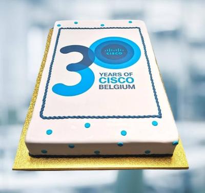 Fêter l’anniversaire de votre entreprise : et si vous marquiez le coup avec un gâteau personnalisé ?