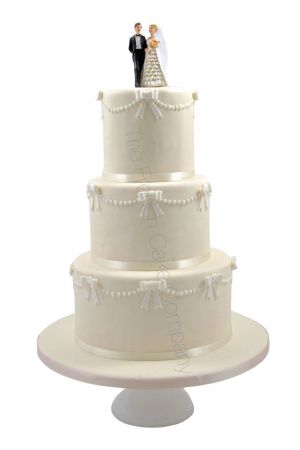 Bows and pearls wedding cake