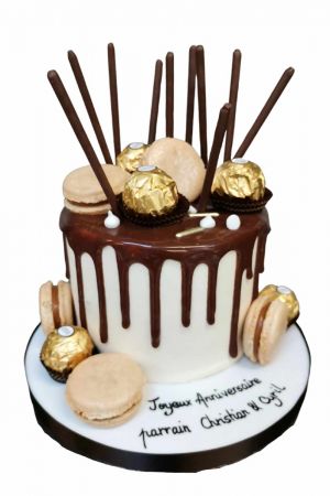 Drip cake Ferrero Rocher et macarons