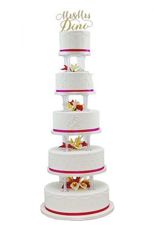 Callas and columns wedding cake