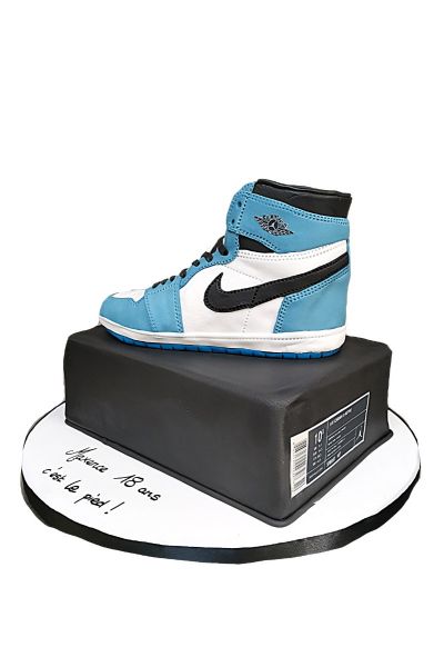 Voorbijgaand mooi zo Corroderen Order Online Jordan Trainer Birthday Cake | Order Quick Delivery | Online  Cake Delivery | Order Now | The French Cake Company
